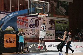 BC Prievidza– MBK Handlová 77:67 (foto: Ladislav Szibilla)