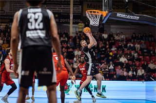 16. kolo TIPOS SBL: BC Prievidza - BC Komárno 104:102 (Vladimír Králik)