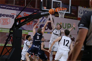 Slávnostné otvorenie novej palubovky: BC Prievidza - NH Ostrava 75:73 (foto: Ladislav Szibilla)	