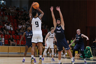 Slávnostné otvorenie novej palubovky: BC Prievidza - NH Ostrava 75:73 (foto: Ladislav Szibilla)	