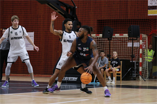 Slávnostné otvorenie novej palubovky: BC Prievidza - NH Ostrava 75:73 (foto: Ladislav Szibilla)	
