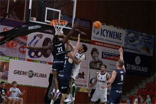 Slávnostné otvorenie novej palubovky: BC Prievidza - NH Ostrava 75:73 (foto: Ladislav Szibilla)	