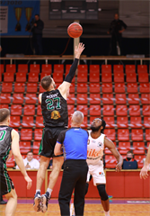 18. kolo SBL BC Prievidza - MBK Baník Handlová 88:78 (foto: Ladislav Szibilla)