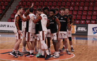 17. Kolo Niké SBL: BC Prievidza - MBK Baník Handlová 90:87 (foto: Ladislav Szibilla)