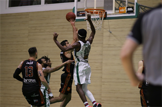 10. Kolo Niké SBL: MBK Handlová - BC Prievidza 93:101 (foto: Ladislav Szibilla)	