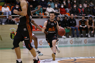10. Kolo Niké SBL: MBK Handlová - BC Prievidza 93:101 (foto: Ladislav Szibilla)	