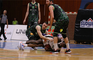 28. Kolo Niké SBL: BC Prievidza - Patrioti Levice 73:40 (foto: Ladislav Szibilla)