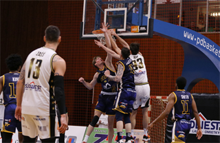 Štvrťfinále Play-off Niké SBL: BC Prievidza - Iskra Svit 81:74 (foto: Ladislav Szibilla)	