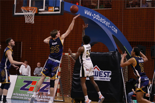 Štvrťfinále Play-off Niké SBL: BC Prievidza - Iskra Svit 81:74 (foto: Ladislav Szibilla)	