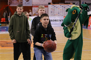 Štvrťfinále Play-off Niké SBL: BC Prievidza - Iskra Svit 81:74 (foto: Ladislav Szibilla)	