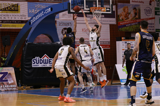 Štvrťfinále Play-off Niké SBL: BC Prievidza - Iskra Svit 81:74 (foto: Ladislav Szibilla)	