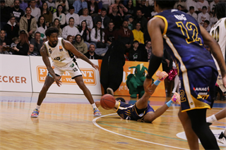 Štvrťfinále Play-off Niké SBL: BC Prievidza - Iskra Svit 81:74 (foto: Ladislav Szibilla)	