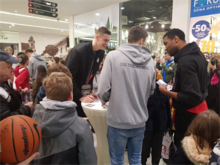 Autogramiáda BC Prievidza v OC Korzo