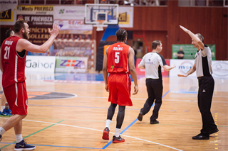 1. zápas play off Eurovia SBL: BC Prievidza - MBK Rieker Com-Therm Komárno 71:78 (foto: Vladimír Králik)