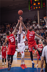 1. zápas play off Eurovia SBL: BC Prievidza - MBK Rieker Com-Therm Komárno 71:78 (foto: Vladimír Králik)