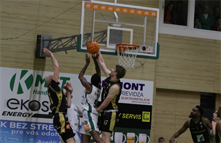 32. Kolo Niké SBL: MBK Handlová - BC Prievidza 81:88 (foto: Ladislav Szibilla)	