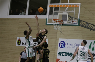 32. Kolo Niké SBL: MBK Handlová - BC Prievidza 81:88 (foto: Ladislav Szibilla)	