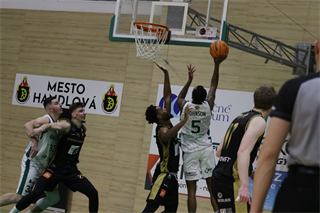 32. Kolo Niké SBL: MBK Handlová - BC Prievidza 81:88 (foto: Ladislav Szibilla)	