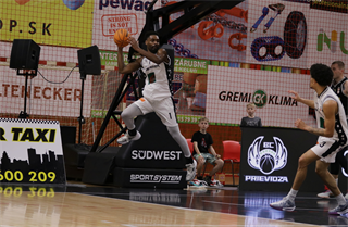 1. zápas štvrťfinále Niké SBL: BC Prievidza - Inter Bratislava 88:84 (foto: Ladislav Szibilla)	