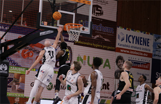 1. zápas štvrťfinále Niké SBL: BC Prievidza - Inter Bratislava 88:84 (foto: Ladislav Szibilla)	