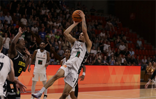 1. zápas štvrťfinále Niké SBL: BC Prievidza - Inter Bratislava 88:84 (foto: Ladislav Szibilla)	