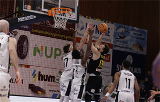 3. zápas štvrťfinále Niké SBL: BC Prievidza - Inter Bratislava 79:69 (foto: Ladislav Szibilla)	