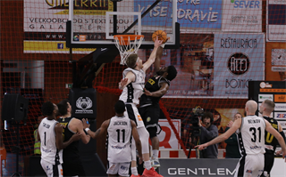 3. zápas štvrťfinále Niké SBL: BC Prievidza - Inter Bratislava 79:69 (foto: Ladislav Szibilla)	