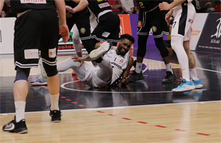 3. zápas štvrťfinále Niké SBL: BC Prievidza - Inter Bratislava 79:69 (foto: Ladislav Szibilla)	