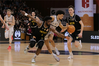 3. zápas štvrťfinále Niké SBL: BC Prievidza - Inter Bratislava 79:69 (foto: Ladislav Szibilla)	