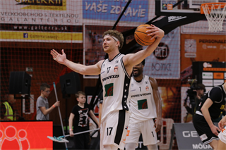 3. zápas štvrťfinále Niké SBL: BC Prievidza - Inter Bratislava 79:69 (foto: Ladislav Szibilla)	