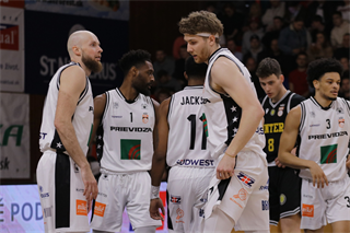 5. zápas štvrťfinále Niké SBL: BC Prievidza - Inter Bratislava 79:78 (foto: Ladislav Szibilla)	