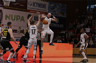 5. zápas štvrťfinále Niké SBL: BC Prievidza - Inter Bratislava 79:78 (foto: Ladislav Szibilla)	