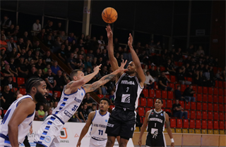 Európsky pohár FIBA: BC Prievidza - Alba Fehervar 102:85 (Foto Ladislav Szibilla)	