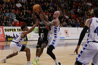 Európsky pohár FIBA: BC Prievidza - Alba Fehervar 102:85 (Foto Ladislav Szibilla)	